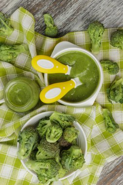 Kasede taze brokoli ve ezilmiş, haşlanmış brokoli yapılan püre kısmı