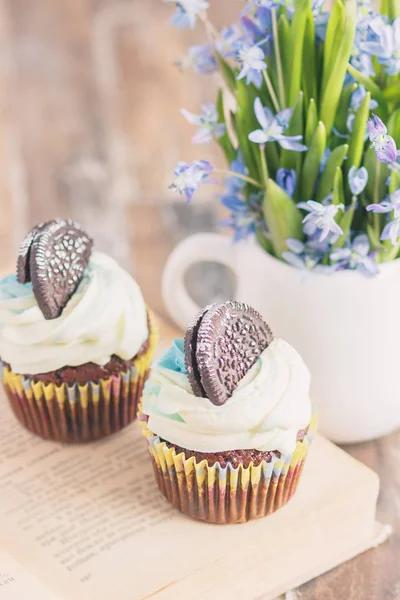 Muffins de chocolate feitos à mão com decorações. Livro e um buquê de Scilla — Fotografia de Stock