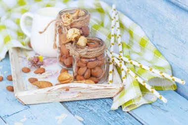 Badem ve kavanoz ahşap tepsi sütlü ahşap arka plan