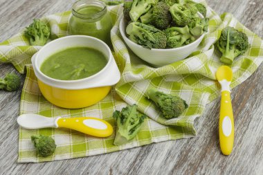 Kasede taze brokoli ve ezilmiş, haşlanmış brokoli yapılan püre kısmı