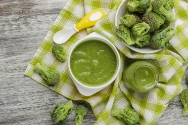 Kasede taze brokoli ve ezilmiş, haşlanmış brokoli yapılan püre kısmı