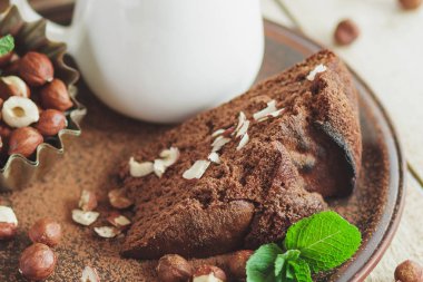 Parça çikolatalı kek, nane yaprağı, fındık ve süt ile kavanoz