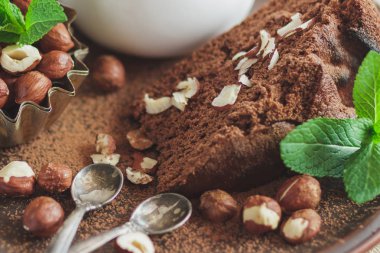 Parça çikolatalı kek, nane yaprağı, fındık ve süt ile kavanoz