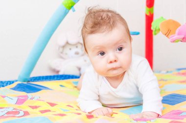 Geliştirmek için renkli paspas üzerinde küçük çocuk oynamak