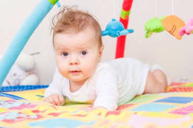 Geliştirmek için renkli paspas üzerinde küçük çocuk oynamak