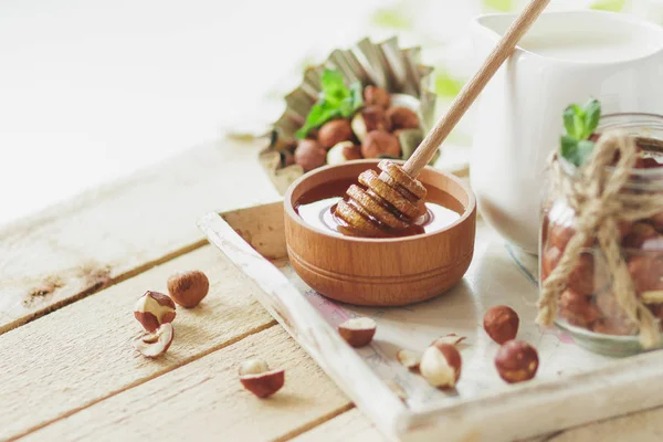 꿀 나무 그릇, 민트 잎, 헤이즐넛 나무 쟁반에 우유 병 — 스톡 사진