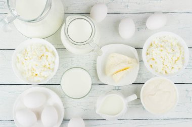 Beyaz ahşap tahtalarda farklı süt ürünleri