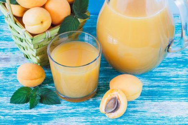 Sepette bardak suyu ve nane yaprakları ile olgun turuncu kayısı