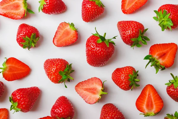 Arka plan kırmızı olgun çilek ışık arka planda yapılmış, ateş yakın