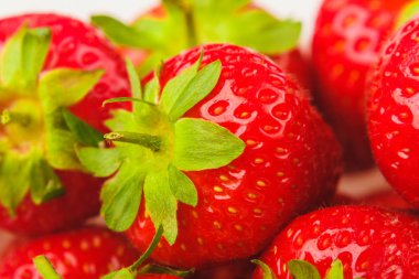 Beyaz kase kırmızı olgun çilek, ışık arka plan