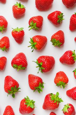 Arka plan kırmızı olgun çilek ışık arka planda yapılmış, ateş yakın