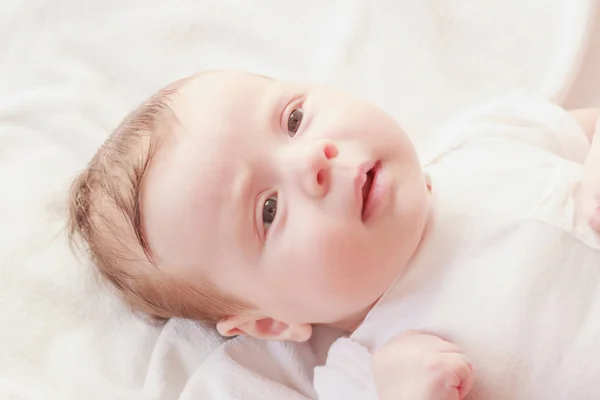 Bébé et les mains de la mère, à l'intérieur, fond flou — Photo