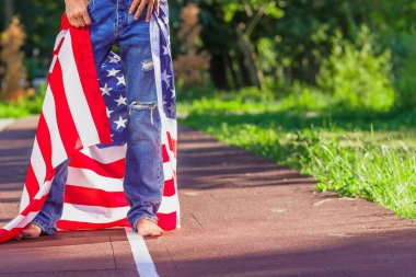 Amerika Birleşik Devletleri bayrağı olan kadın elinde, açık havada