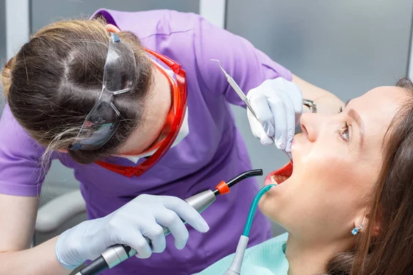 Examination oral cavity or treatment teeth, visiting dental office, blurred background — Stock Photo, Image