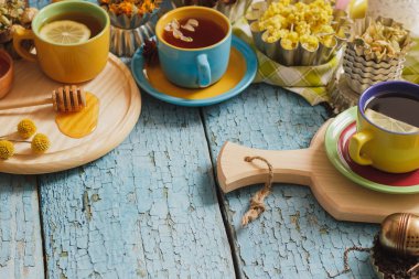 Bardak bitki çayı ve adet limon, Kuru otlar ve farklı süslemeler ile