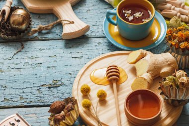 Bardak bitki çayı ve adet limon, Kuru otlar ve farklı süslemeler ile