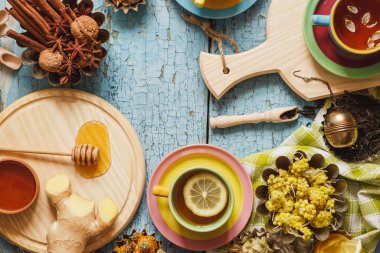 Bardak bitki çayı ve adet limon, Kuru otlar ve farklı süslemeler ile