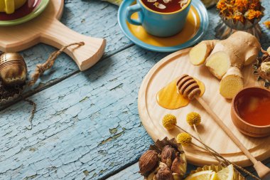 Bardak bitki çayı ve adet limon, Kuru otlar ve farklı süslemeler ile