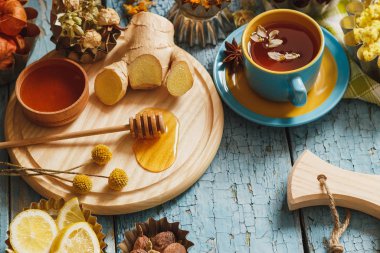 Bardak bitki çayı ve adet limon, Kuru otlar ve farklı süslemeler ile