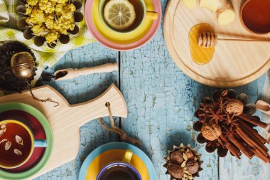 Bardak bitki çayı ve adet limon, Kuru otlar ve farklı süslemeler ile