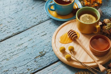 Bardak bitki çayı ve adet limon, Kuru otlar ve farklı süslemeler ile