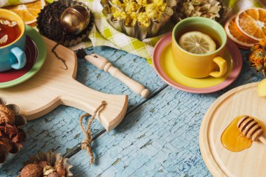 Bardak bitki çayı ve adet limon, Kuru otlar ve farklı süslemeler ile