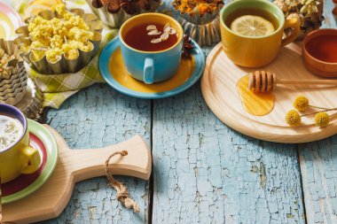 Bardak bitki çayı ve adet limon, Kuru otlar ve farklı süslemeler ile