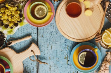 Bardak bitki çayı ve adet limon, Kuru otlar ve farklı süslemeler ile