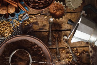 Kavrulmuş siyah ve yeşil kahve çekirdekleri ve plaka çekilmiş kahve