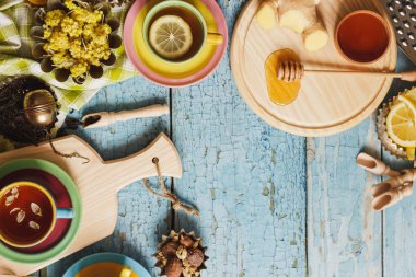 Bardak bitki çayı ve adet limon, Kuru otlar ve farklı süslemeler ile