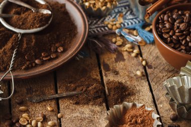 Kavrulmuş siyah ve yeşil kahve çekirdekleri ve plaka çekilmiş kahve