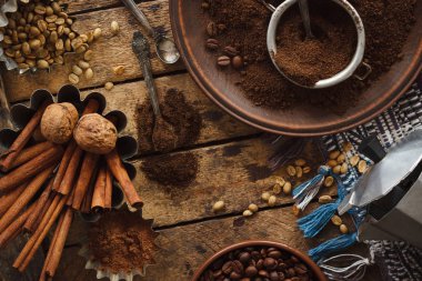 Kavrulmuş siyah ve yeşil kahve çekirdekleri ve plaka çekilmiş kahve
