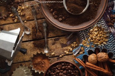 Kavrulmuş siyah ve yeşil kahve çekirdekleri ve plaka çekilmiş kahve