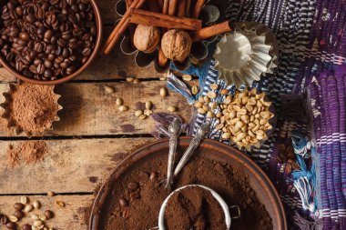 Kavrulmuş siyah ve yeşil kahve çekirdekleri ve plaka çekilmiş kahve