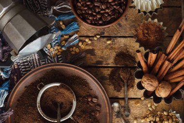 Kavrulmuş siyah ve yeşil kahve çekirdekleri ve plaka çekilmiş kahve