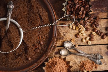 Kavrulmuş siyah ve yeşil kahve çekirdekleri ve plaka çekilmiş kahve