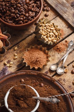 Kavrulmuş siyah ve yeşil kahve çekirdekleri ve plaka çekilmiş kahve