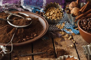 Kavrulmuş siyah ve yeşil kahve çekirdekleri ve plaka çekilmiş kahve