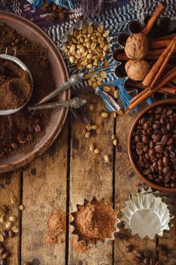 Kavrulmuş siyah ve yeşil kahve çekirdekleri ve plaka çekilmiş kahve