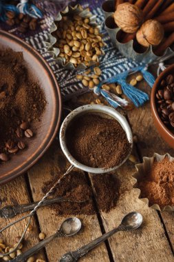 Kavrulmuş siyah ve yeşil kahve çekirdekleri ve plaka çekilmiş kahve