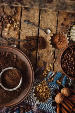 Kavrulmuş siyah ve yeşil kahve çekirdekleri ve plaka çekilmiş kahve