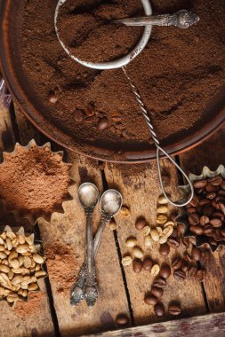 Kavrulmuş siyah ve yeşil kahve çekirdekleri ve plaka çekilmiş kahve