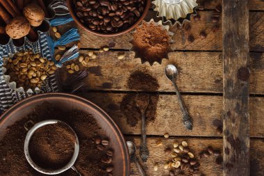 Kavrulmuş siyah ve yeşil kahve çekirdekleri ve plaka çekilmiş kahve