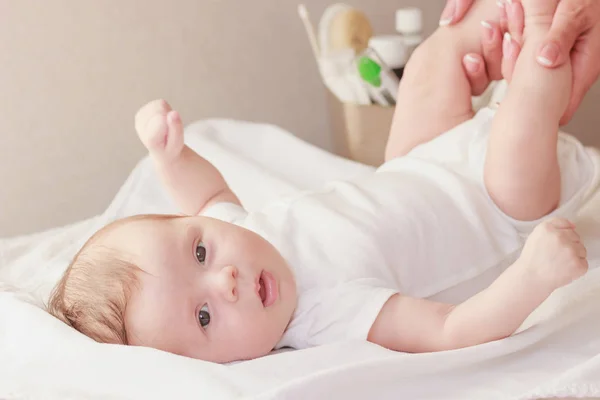 Baby och händer mamma, inomhus, suddig bakgrund — Stockfoto