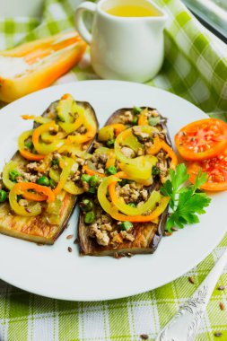 Kıyma ve farklı sebzeler ile kızarmış patlıcan, keten tohumu dekorasyon, bitmiş yemek