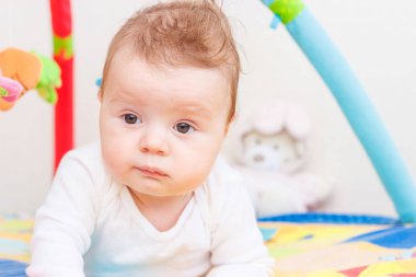 Geliştirmek için renkli paspas üzerinde küçük çocuk oynamak