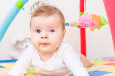 Geliştirmek için renkli paspas üzerinde küçük çocuk oynamak