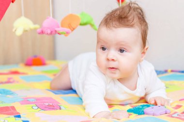 Geliştirmek için renkli paspas üzerinde küçük çocuk oynamak