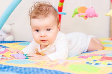 Geliştirmek için renkli paspas üzerinde küçük çocuk oynamak