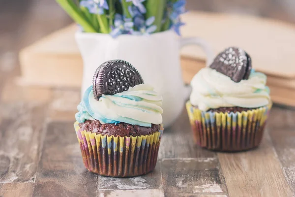 Muffins de chocolate feitos à mão com decorações. Livro e um buquê de Scilla — Fotografia de Stock